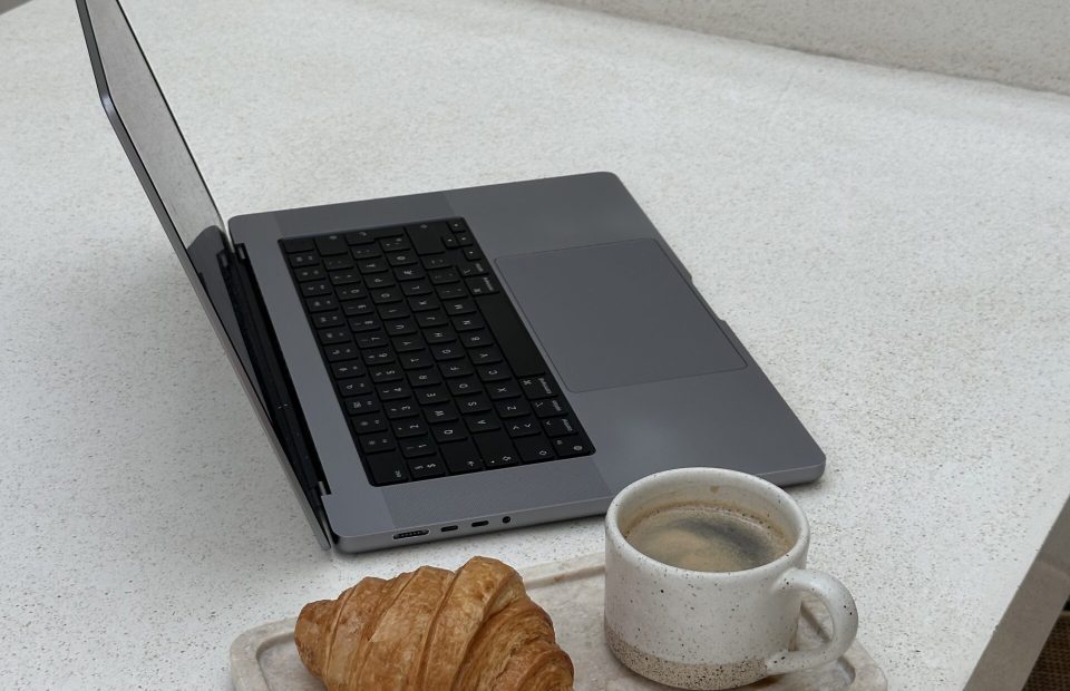 laptop croissant